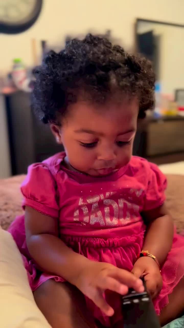 Da da all day 😀⁠
⁠
#repost @toniliamascall⁠
⁠
Like really what’s your whole deal Lily?⁠
How you gonna look me in my face and say dada like that? lol 🙃😭 #munamommy